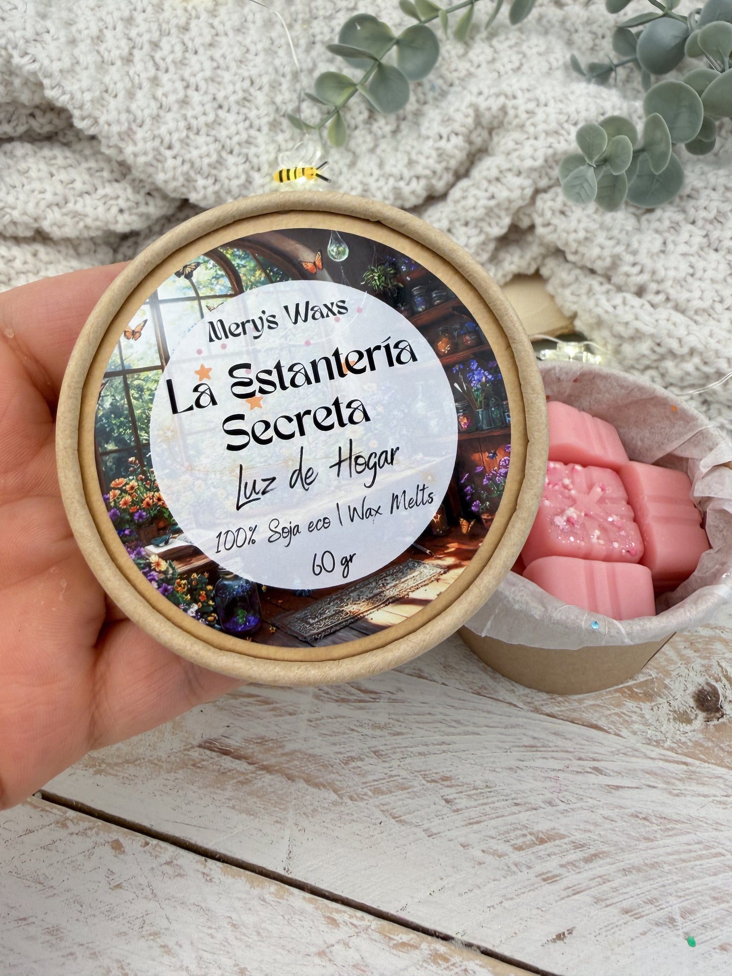 La Estantería Secreta | Luz de Hogar (Galleta María)